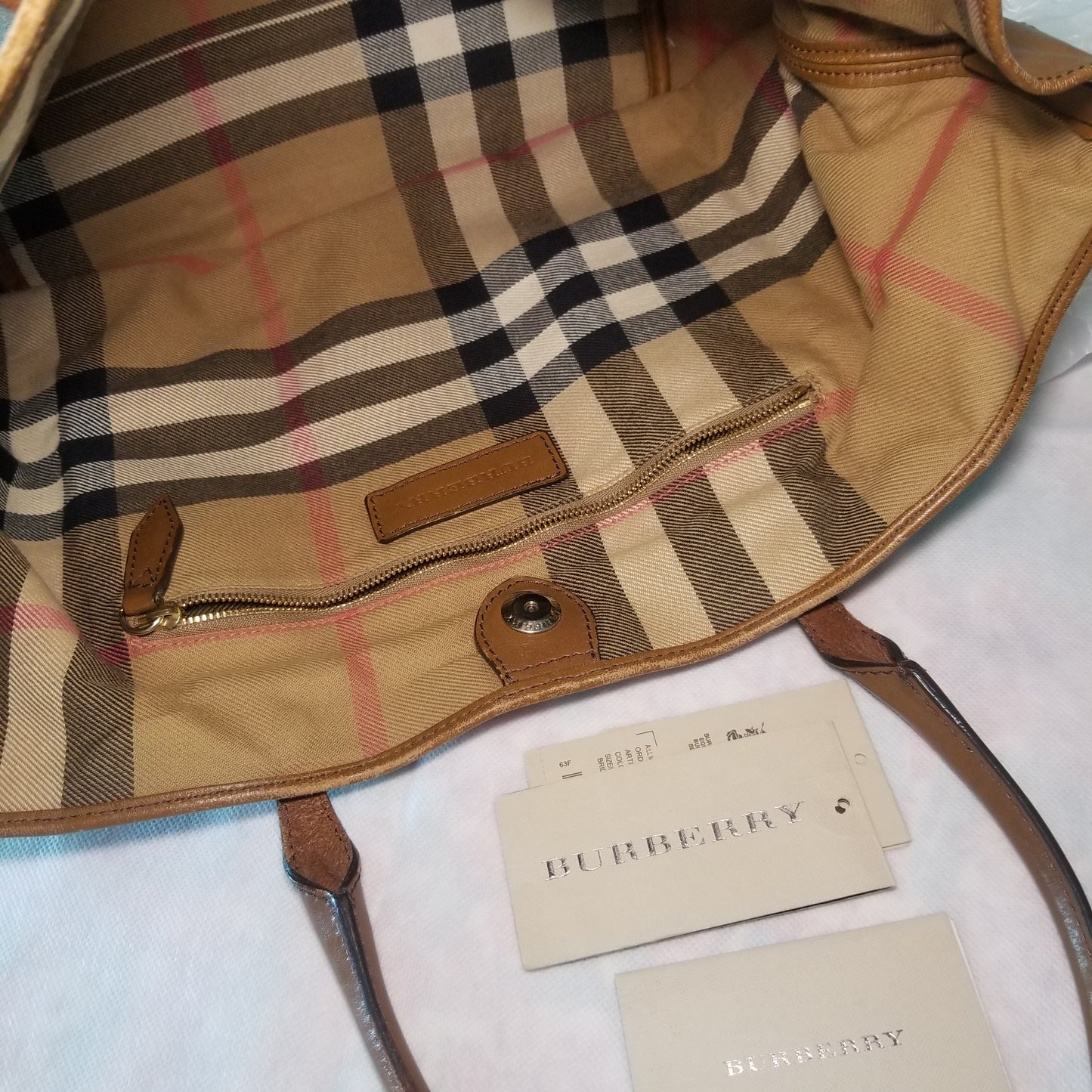 Burberry Medium Salisbury Leather Tote Bag in Mid Camel